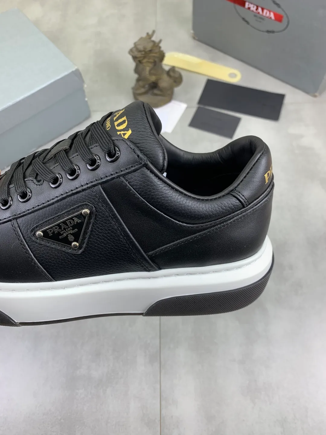 Men's shoes P560 💰 [New style] popular models are on the official website, 🆘 The trendy brand (Prada) mainly promotes popular models, avant-garde and versatile fashionable men's shoes private version mold opening, cowhide surface splicing 1:1.. Fashionable and simple, original imported cowhide lining cowhide feet; the atmosphere and personality are more fashionable, eye-catching and pursuing class. It will subvert the old ideas and be a must-have for fashionistas who want to spend time with you! Must keep it! Tall and comfortable, large and low, high-end quality workmanship. Code number: 38-44 (45 customized) black and white optional.